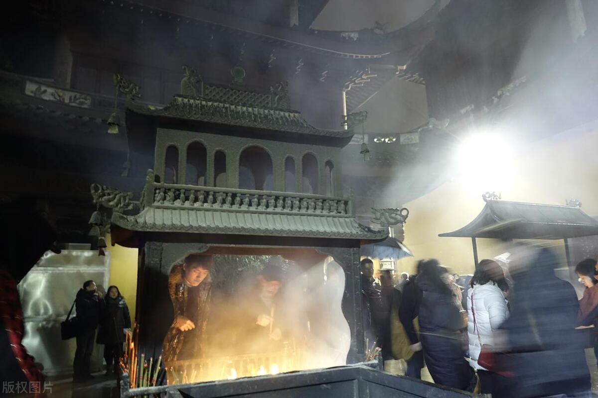 去寺庙上香前的注意事项,祖宗上香的讲究与禁忌有哪些