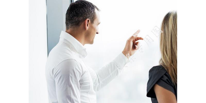 儿子月入十几万每月给父亲五十元,儿子打工了每个月给我1000块钱