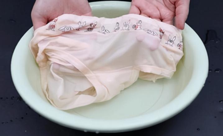 清洗内衣裤用消毒水吗,内衣裤用热水洗好还是冷水