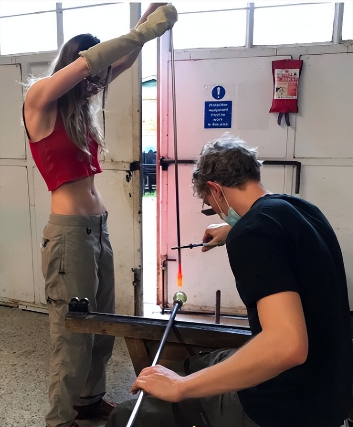 他们用玻璃做了个水晶包,卖得死贵,外国明星还狂爱