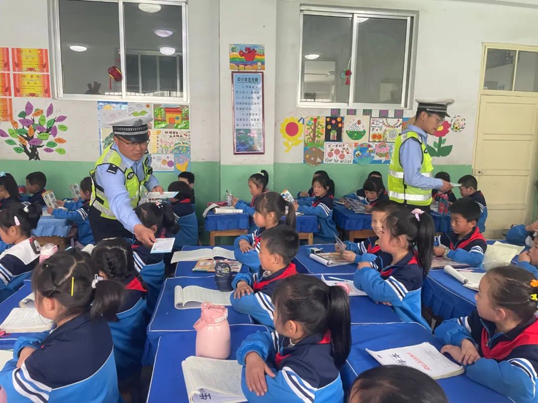 开展迎六一交通安全进校园活动,迎六一平安交通安全宣传活动