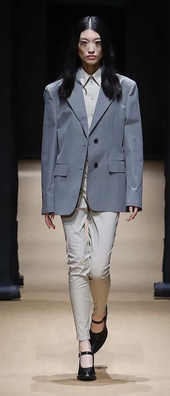 在Prada的戏梦中，以对立之境现原生之美