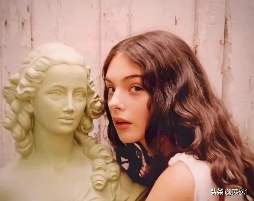 在我没有告诉你她爸妈是谁之前，你觉的她这张街拍美不美？