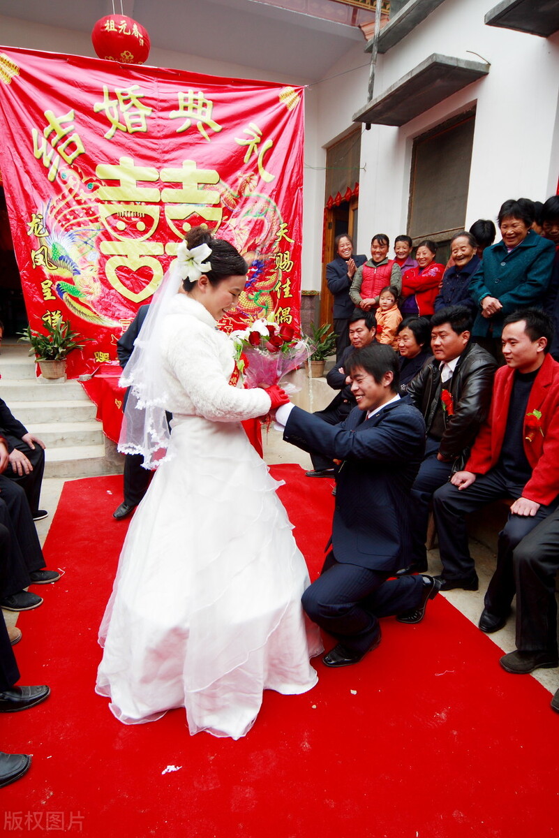 跪新娘，闹洞房，打新郎，打得越狠越欢畅