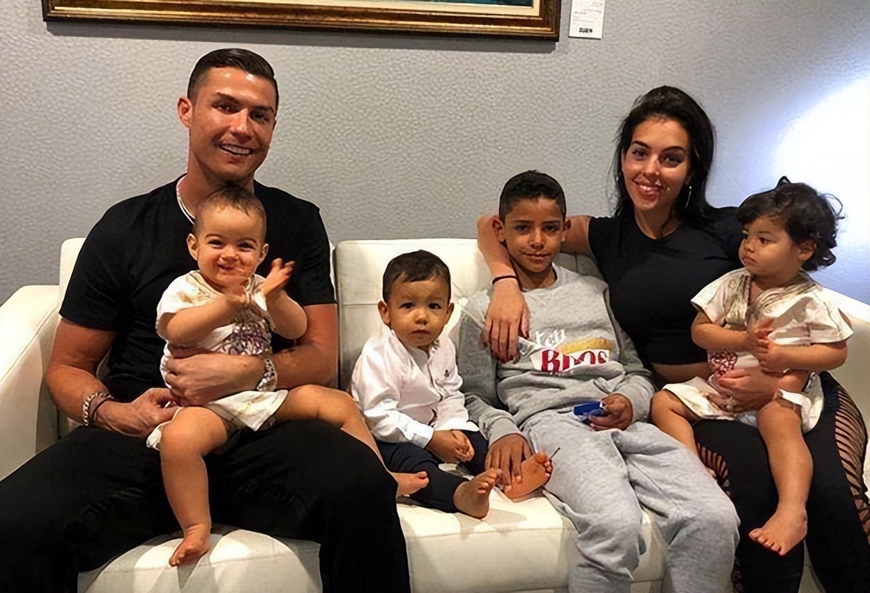 c罗37岁已经过了踢球的最好年纪,c罗15岁接受心脏病手术