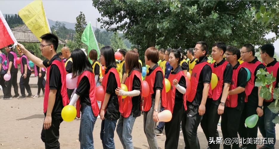 拓展训练团队游戏接力球,团建趣味小游戏同心击鼓