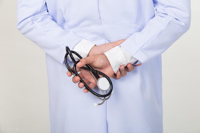 弟弟摔到了医院缝针回来,弟弟摔倒嘴巴摔烂