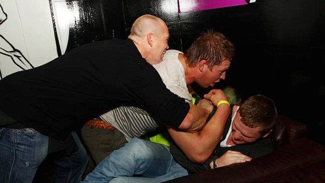 安妮公主的女婿上综艺挣钱，碰触美女敏感部位，公然亲吻前女友？