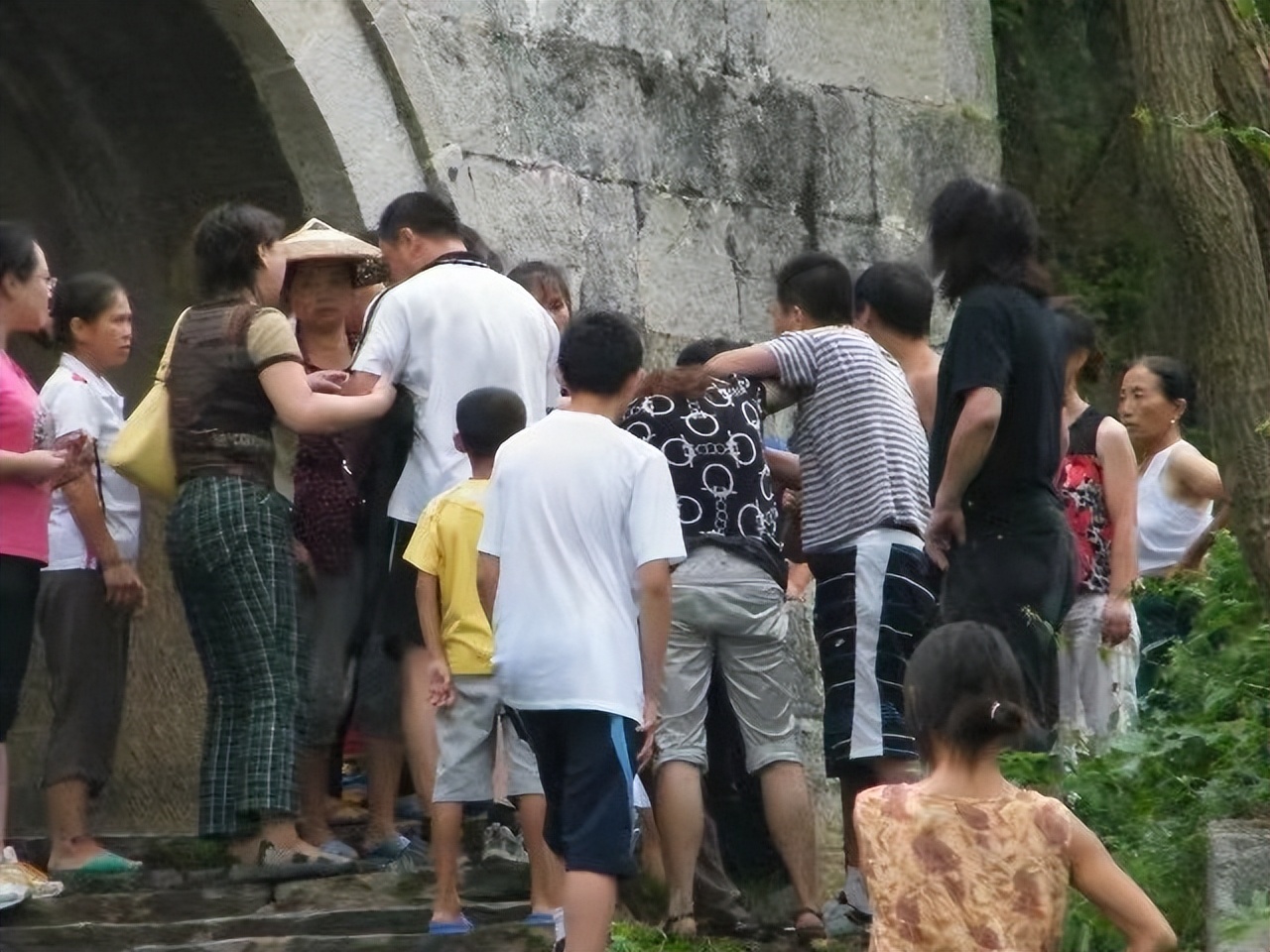 出租车拉客人去拿回扣,出租车给饭店拉客人拿提成