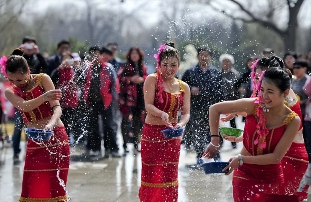 云南西双版纳傣族泼水节一览表,西双版纳一年一度的傣族泼水节