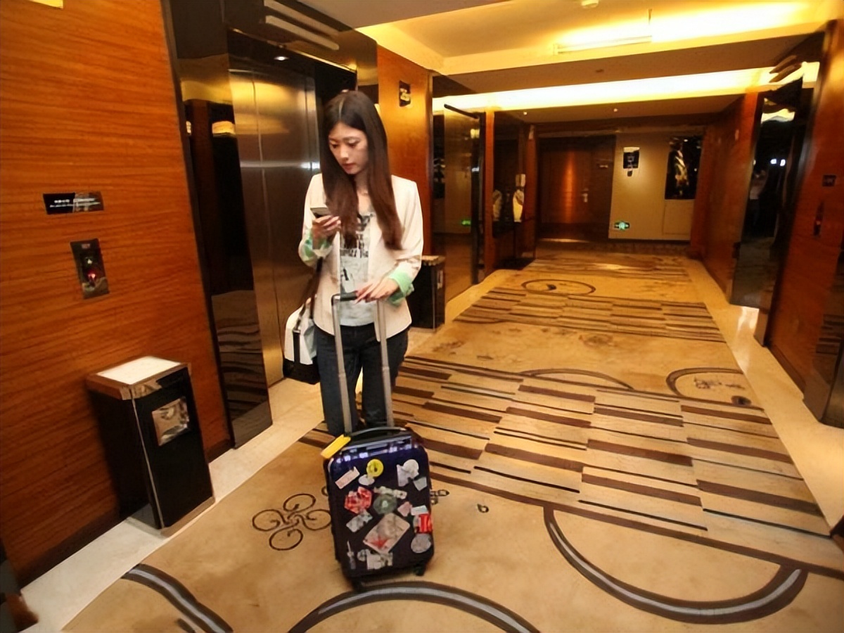 情侣住宾馆遇到警察查房该怎么办,情侣住酒店遇到查房会被拘留吗