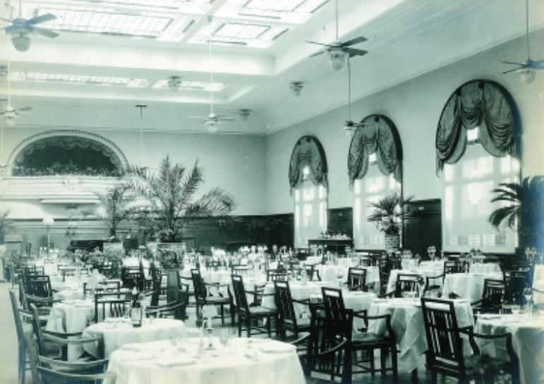 1957年，一张苏联交通宣传画被带到北京，毛*东泽**：纠正违章先敬礼