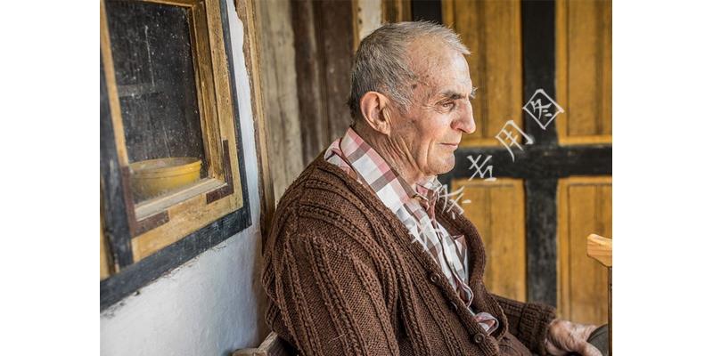 分家时大伯把烂滩地全给我爸,如今这里建高速,大伯肠子都悔青了