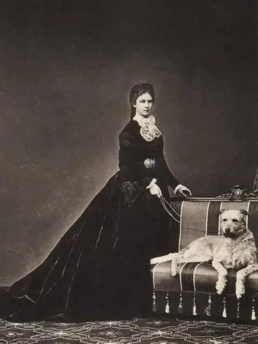 “茜茜公主”的悲情人生：长女夭折，独子自杀，她60岁时死于刺杀