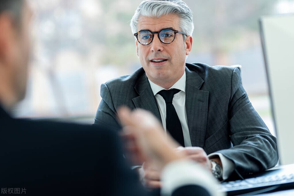 性格内向说话声音小做销售行吗,内向嘴笨没心眼的适合做销售吗