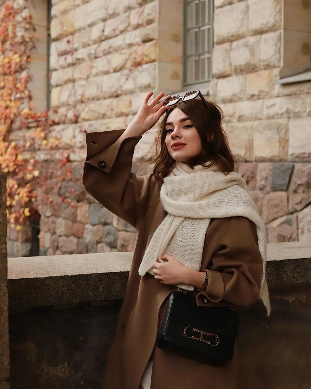 棕驼色大衣高级感穿搭,米驼棕大衣配什么颜色的内搭衬衫