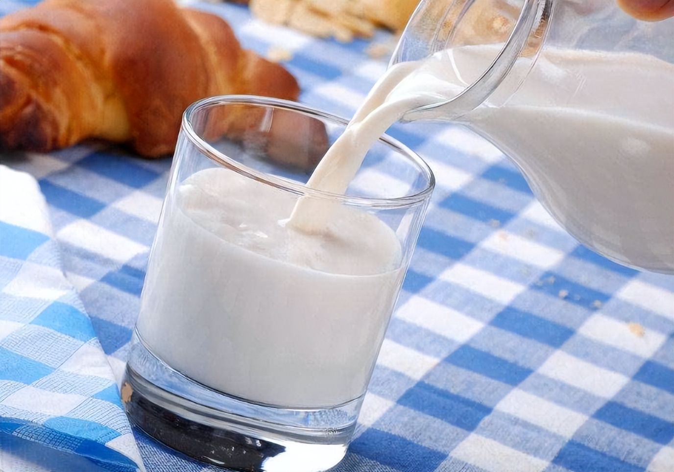 双胞胎姐妹牛奶豆浆,双胞胎姐姐喝牛奶