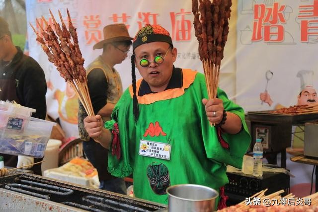 大妈一个烧烤摊买了七十万,烧烤摊一年下来能赚多少钱