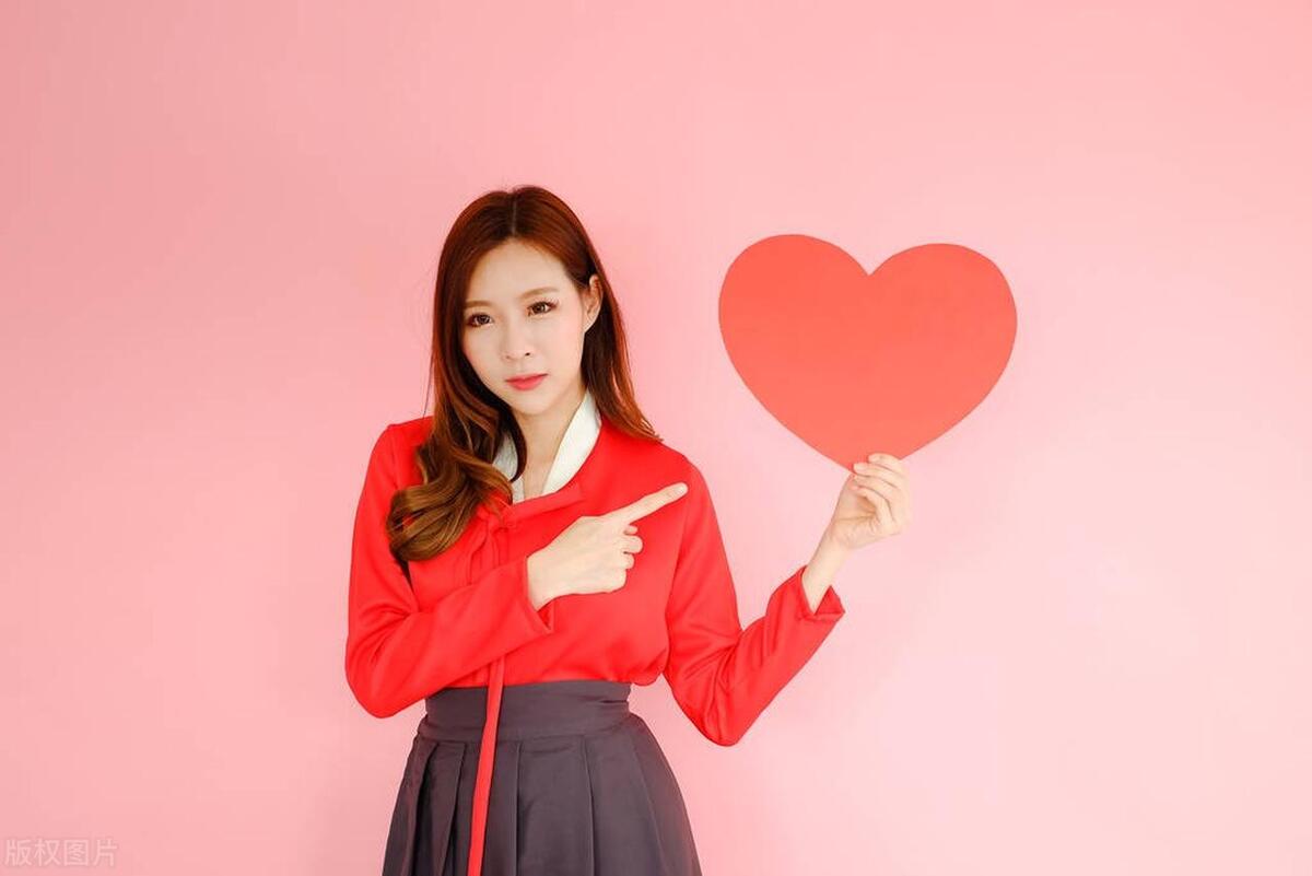 一个女人真心爱你还是假装,女人是不是假装爱你有什么表现