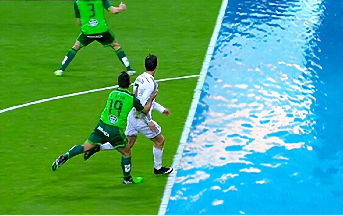 37岁的c罗禁区内晃倒对手,活久见点球踢11轮