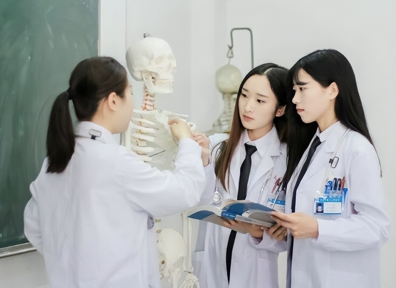 临床医学和口腔医学哪个考证容易,口腔医学本科和硕士的收入区别