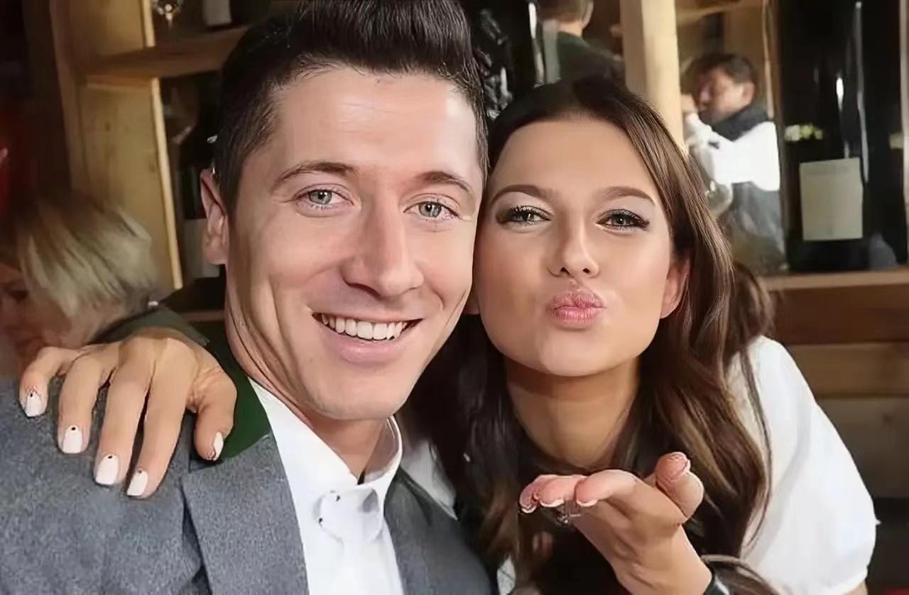 世界足球十大美娇妻名单,世界杯安娜亲吻莱万