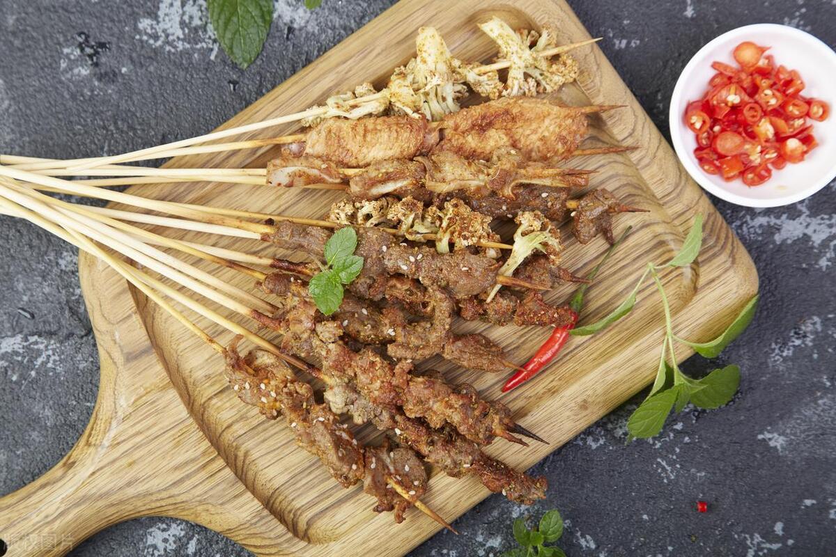 武汉挑战摆摊卖烧烤一年赚100万,烧烤摊赚7000万