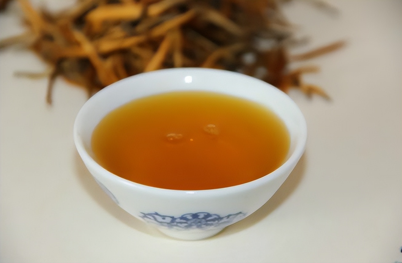 天冷了一起喝红茶暖身吧,红茶茶性温和特别适宜冬季饮用