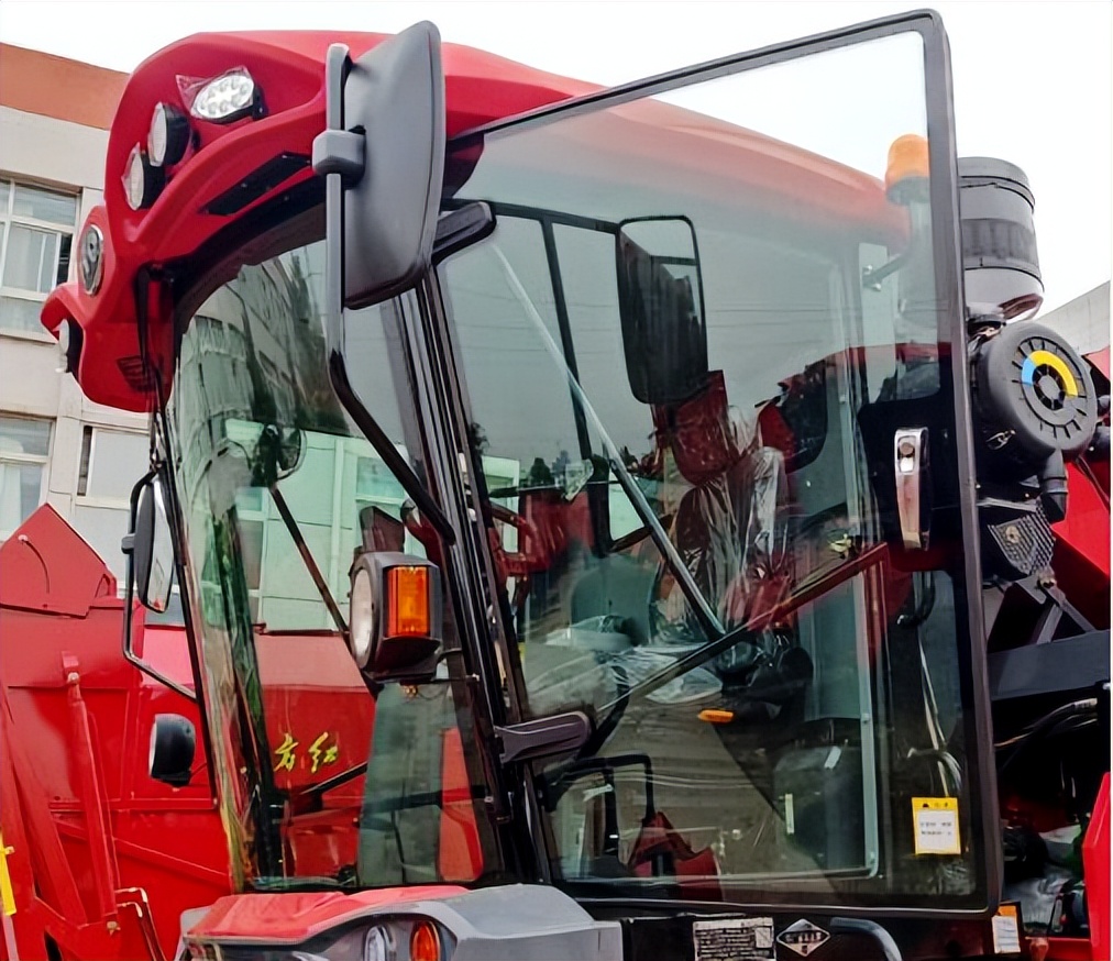 最新款三行玉米收获机,3万左右的玉米收获机