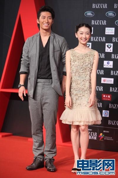 MiuMiu酥胸走光hold不住周冬雨逃军训捧场芭莎