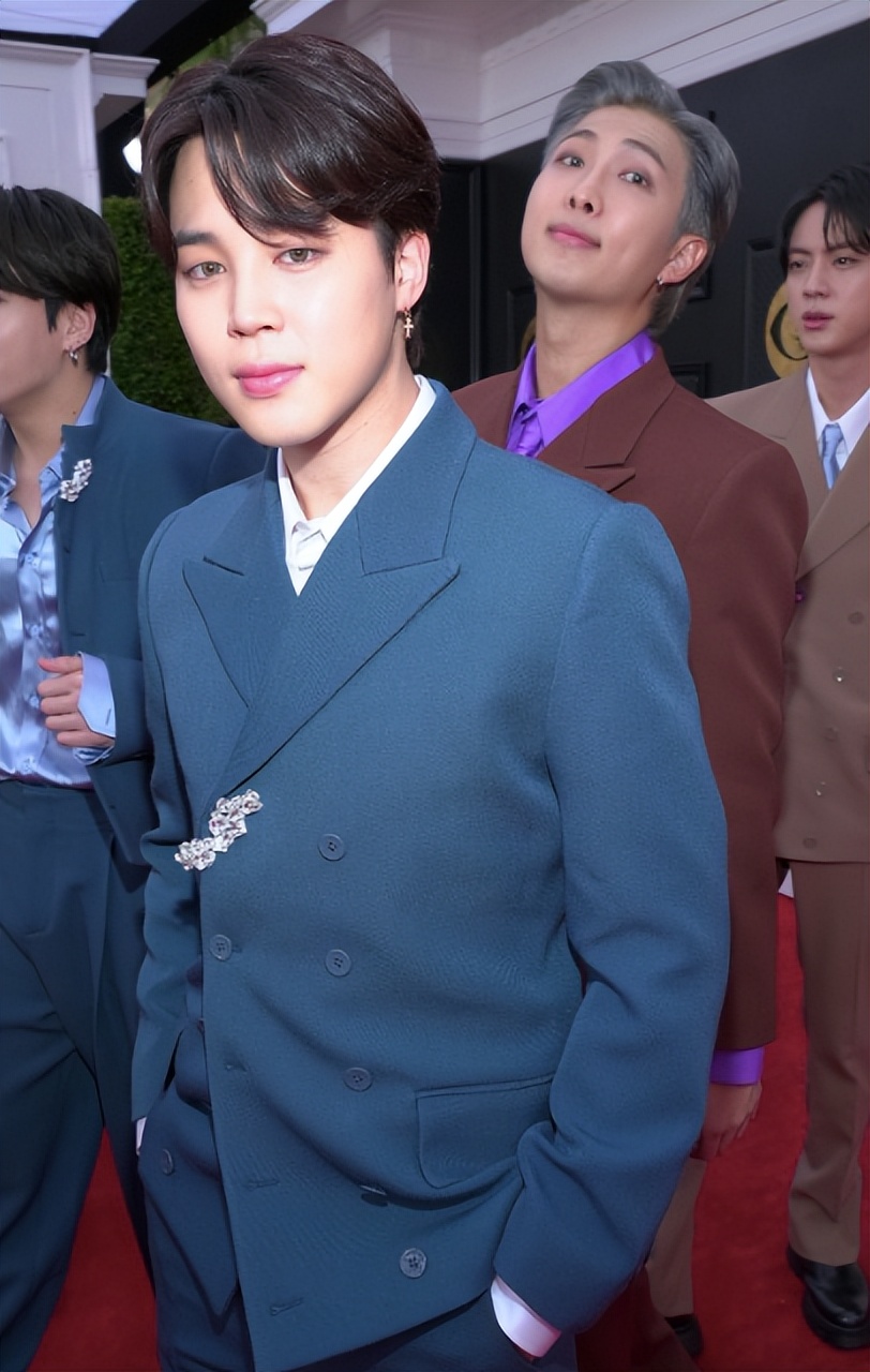 疯狂整容的网红,美国白人网红整成韩国人