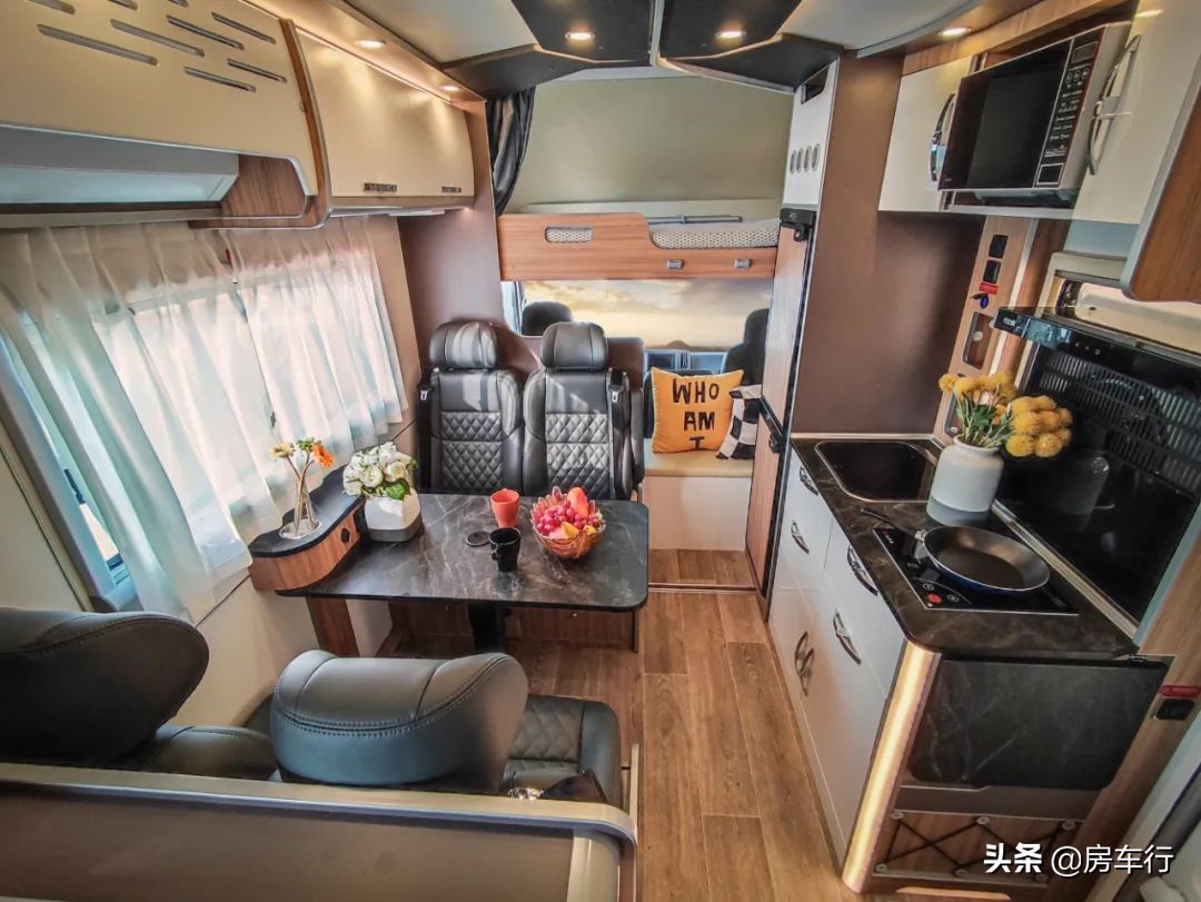 隔断式厨房，15度电+1700W太阳能，新星五十铃700P旅行官纵床版