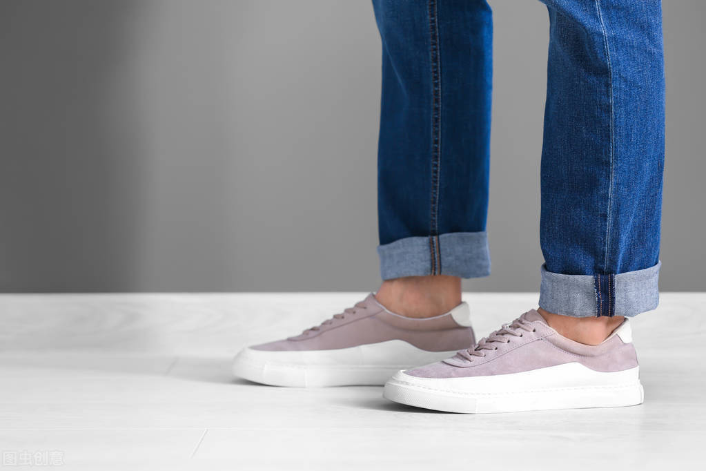 如何清洗球鞋干净且不伤鞋,球鞋白边脏了怎么洗鞋