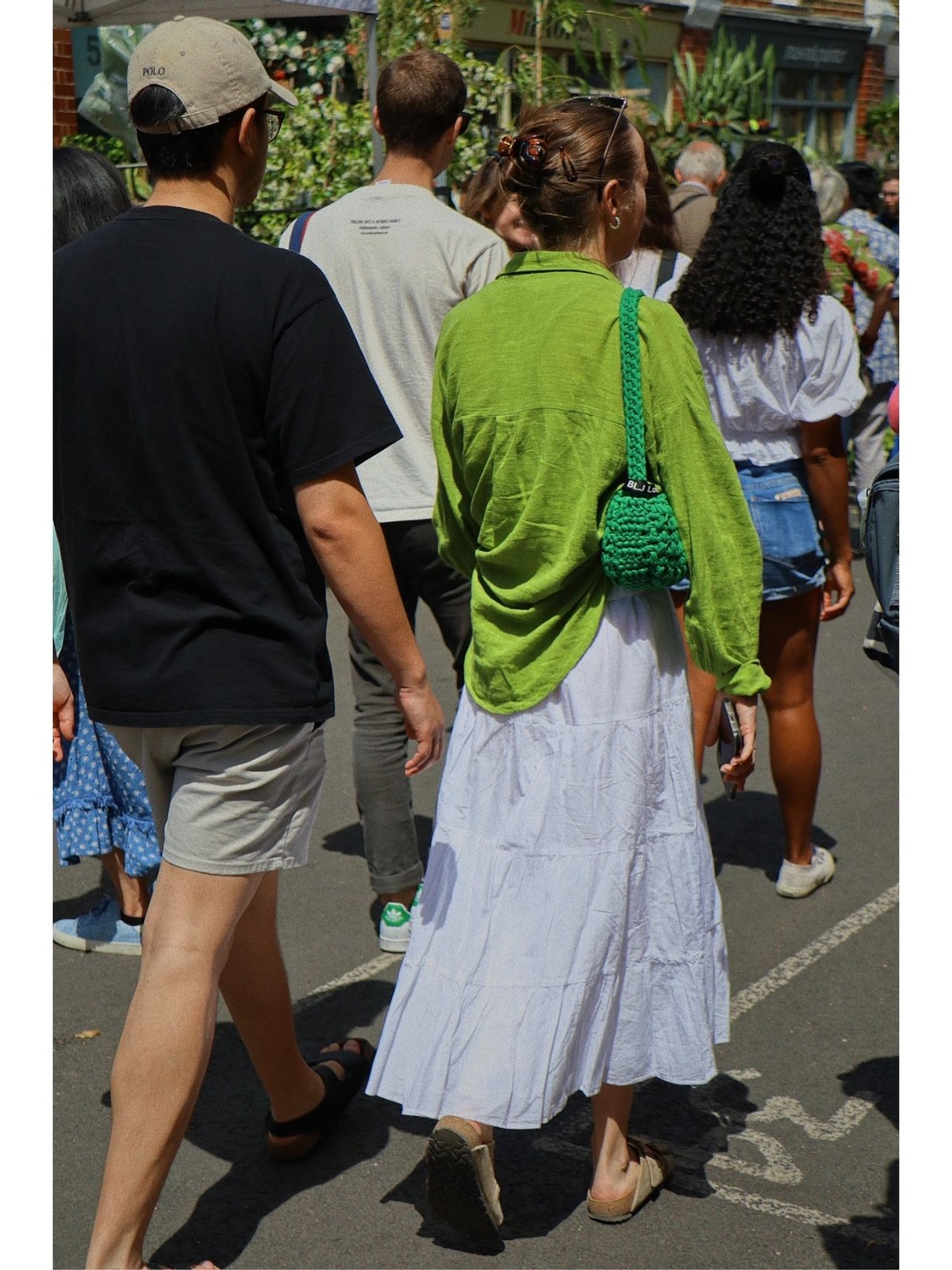 夏天穿什么颜色的t恤显瘦显白,男生夏天染什么颜色显白