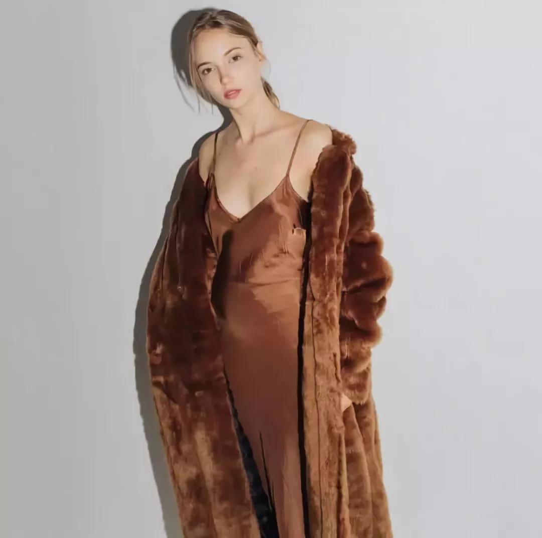 驼色外套内搭什么色彩打底,158梨形身材驼色大衣搭配高级感