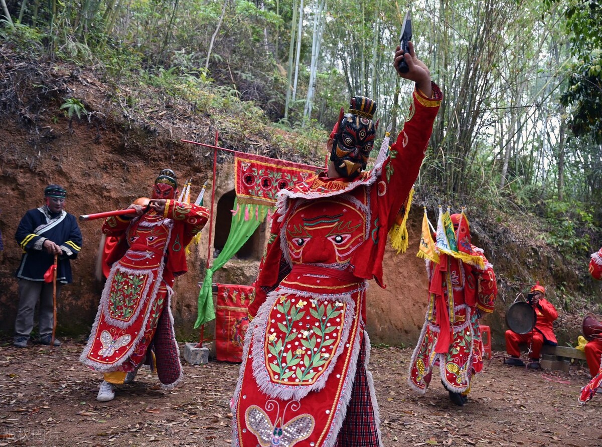 贵州80岁老人隐居深山打造古城,贵州一老人隐居在古堡30年