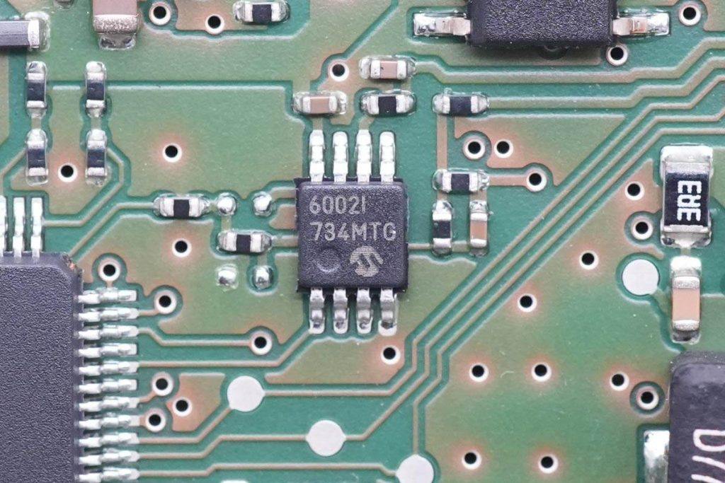 宝马5系无线充电拆解,宝马5系充电器怎么拆