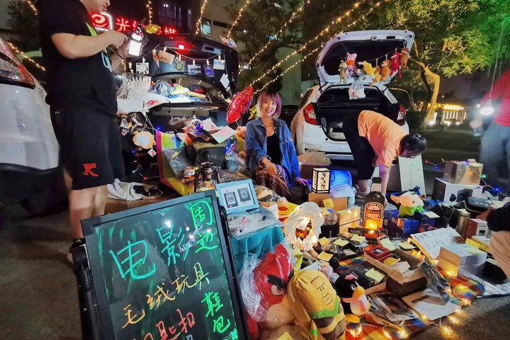 后备箱摆摊爆火，有人日赚1500，有人开业即歇业