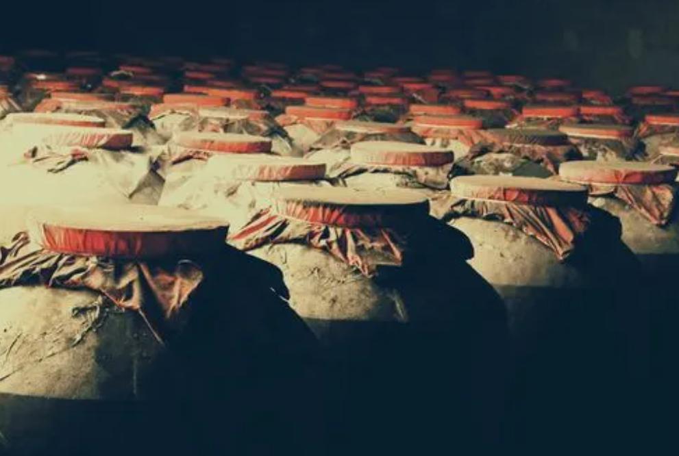 网上同一种酒为什么差价却很大,一样的酒为啥网上便宜超市贵