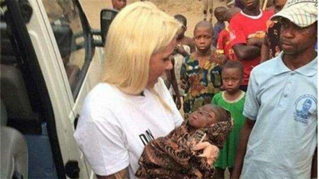 7年前，非洲1岁男孩被父母遗弃，流浪途中遇游客喂水后被收养