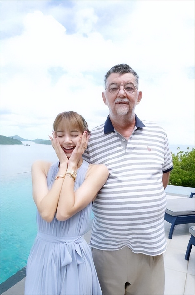 “人间芭比”Lisa：靠一个动作成顶流巨星，年仅20岁坐拥过亿身价