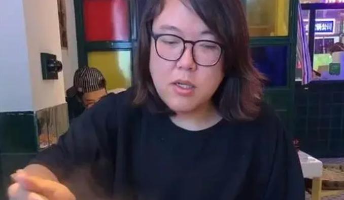 浪胃仙：男扮女装搞吃播，是在吃“性别红利”？如今却被质疑催吐