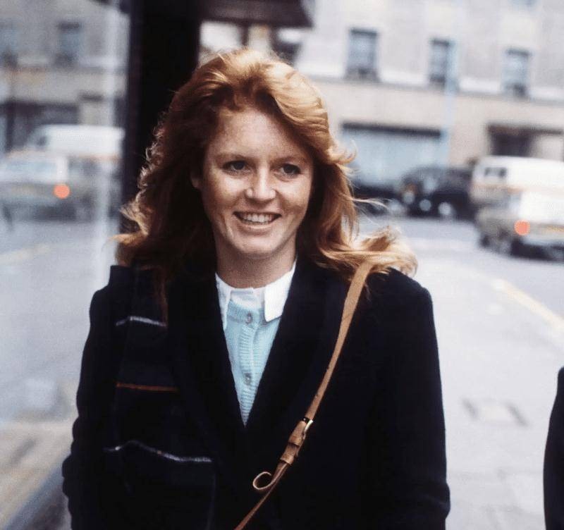 女王前儿媳：因沙滩艳照被逼离婚，利用王室敛财，手段比梅根高明