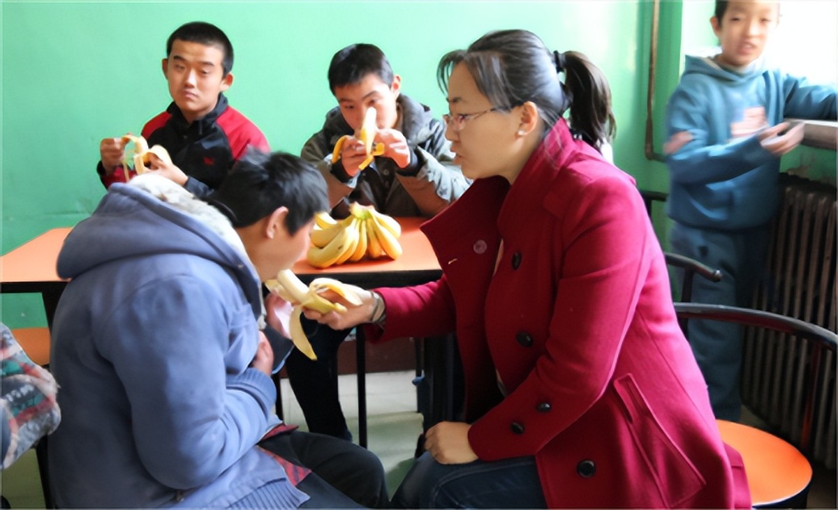 漂亮女教师被辞退,女教师为女儿辞职