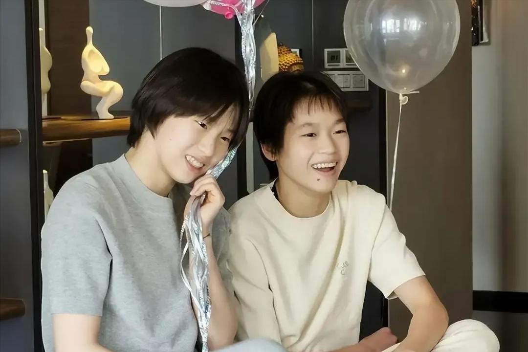 奥运冠军全红婵与他人合影,奥运冠军全红婵简历