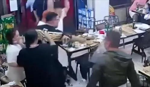 公安部回应唐山烧烤店打人事件,目击者说唐山烧烤店打人事件