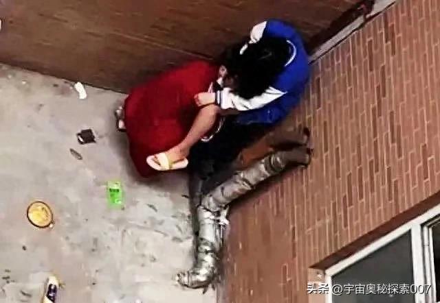 激情墙角，恋人狂吻，欲火难挡