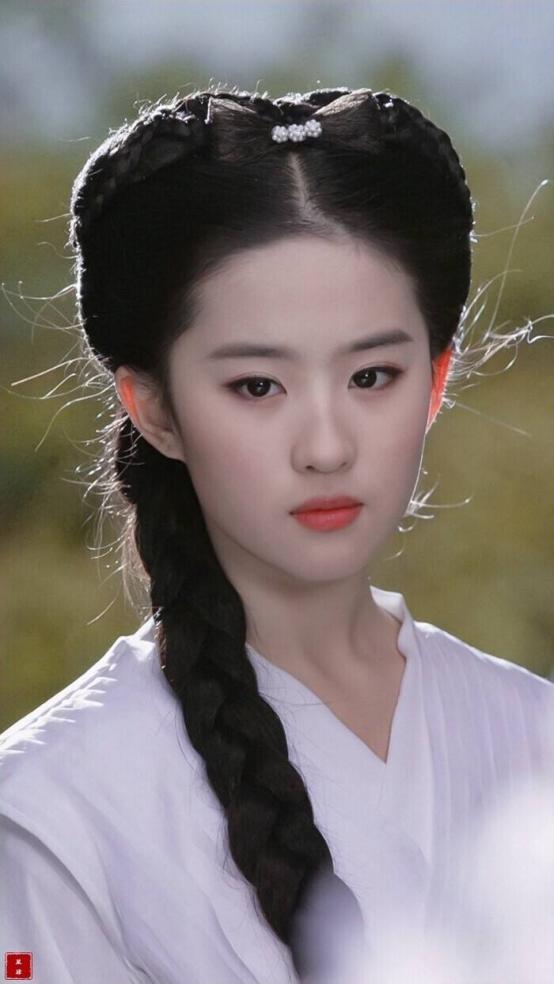 看烦了满屏的“纸片人”“排骨胸”，这几位有肉感的女星才是真美