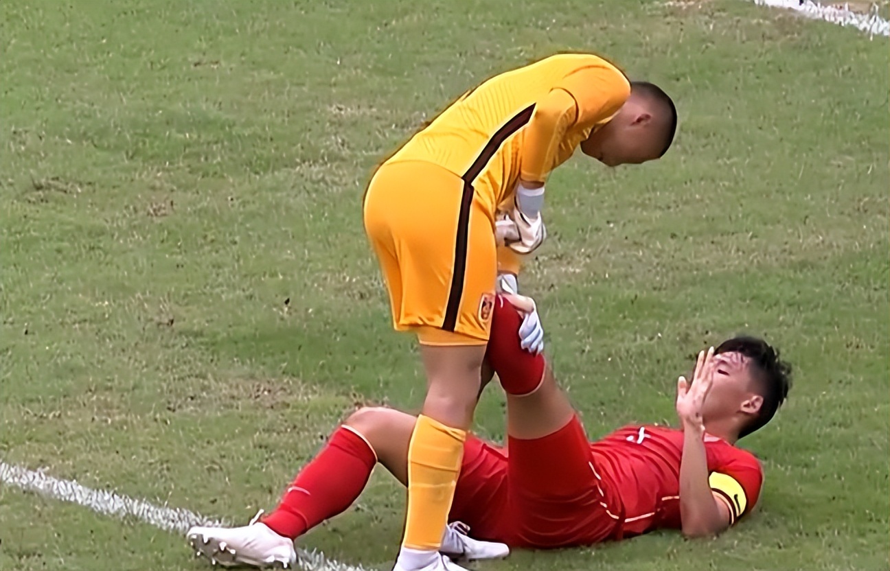 人民日报+央视祝贺国足！23岁主力国脚激动跪地，高举双手庆祝