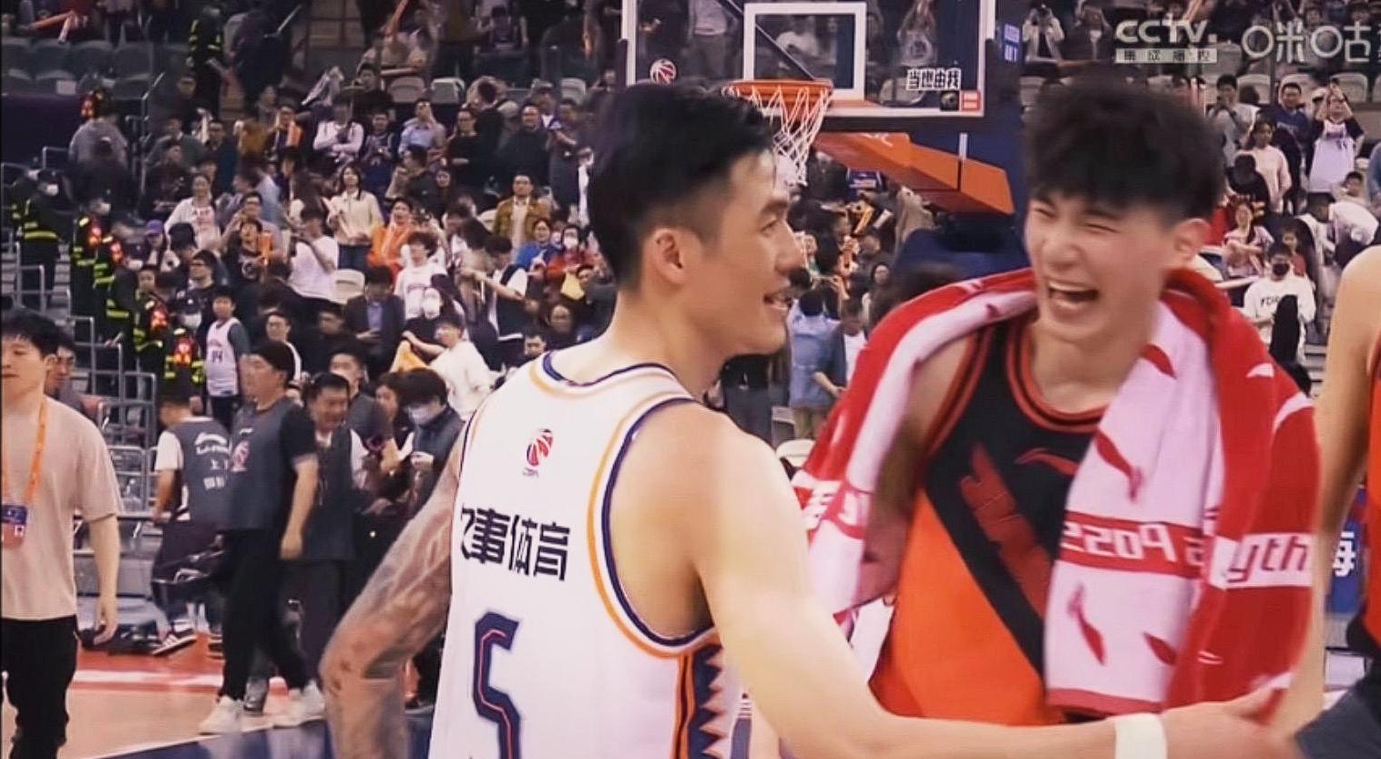 恶心至极！江苏14秒连犯3次失误，篮球也该像足球那样来次狂飙！